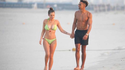 弗拉纳甘一袭绿比基尼闪耀度假海滩 与辛克莱尔甜蜜同行