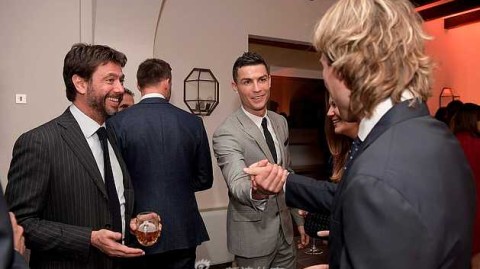 温馨团聚闪耀都灵之夜，C罗全家盛装出席尤文图斯圣诞晚宴