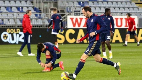 撒丁岛的蓝鹰之光：卡利亚里雨夜斩博洛尼亚，鲁加尼一锤定音