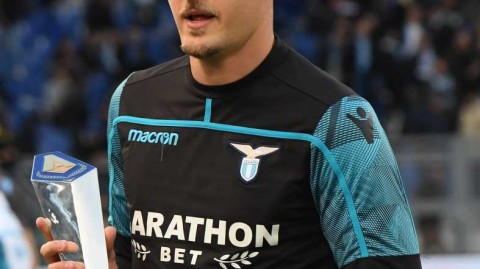 塞尔维亚铁汉的短暂休整：米林科维奇鼻骨手术成功，绿茵场外的坚毅瞬间