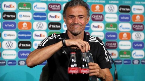 恩里克的“叛逆”发布会：一瓶可乐与欧洲杯的夏日插曲