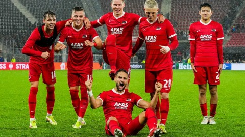 荷兰寒夜里的火热对决：阿尔克马尔击退克卢日，锁定出线主动权