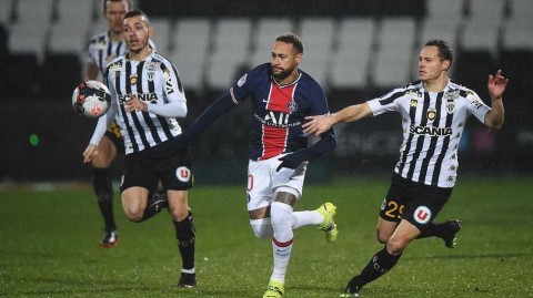 法甲巅峰夜：库尔扎瓦凌空斩，巴黎客场降服黑马昂热