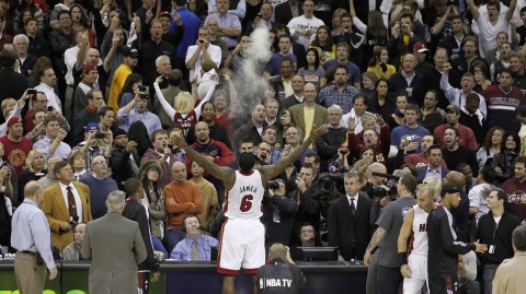 二六年三月骑士热火鏖战：詹韦兄弟情燃动速贷球馆