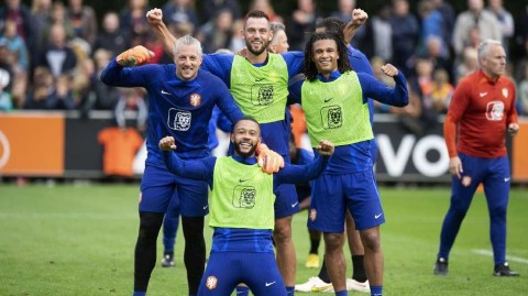 橙衣军团集训见闻：球迷簇拥德佩展笑颜