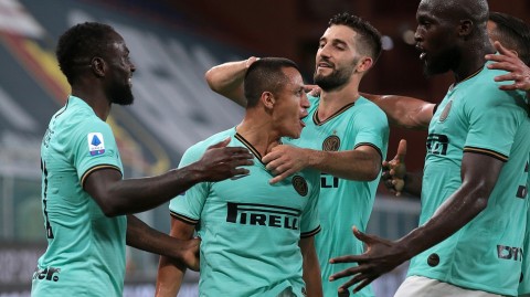 蓝黑风暴席卷费拉里斯，卢卡库双响引领国米重返意甲次席