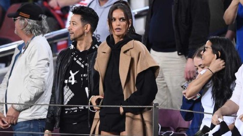 绿茵场边的璀璨风景特拉普超模女友诺坎普观战记