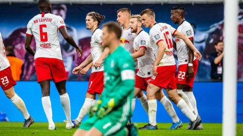 红牛竞技场的雨夜惊魂：莱万百秒闪击难救主，拜仁遭遇点球判罚双标憾平莱比锡