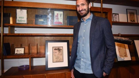 尤文图斯青训教练的多面人生 举办个人画展众星云集