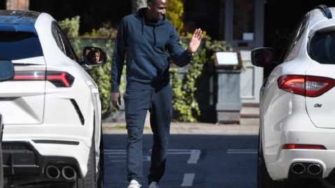 杜库雷柴郡街头悠然漫步 亲和笑容定格太妃糖时光