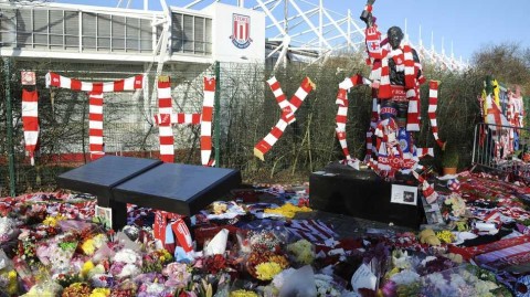 最后的神扑与永恒的告别：班克斯葬礼日，英格兰的天空为他流泪