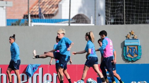 蓝白巾帼蓄势待发 绿茵场上挥汗如雨