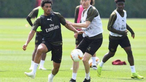 欧联杯决赛前夜，兵工厂的最后一练：双星闪耀与无奈告别