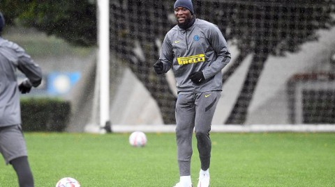 蓝黑军团决战前夜：阿皮亚诺的无声誓言，欧冠生死战前的最后磨砺