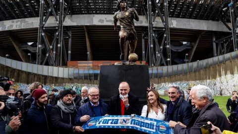 永恒的致敬：那不勒斯主场外马拉多纳雕像揭幕瞬间