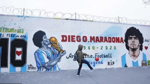 巴黎墙上的足球上帝：市民在马拉多纳壁画前踢球，用热爱致敬传奇