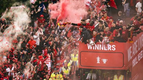 红色海洋中的荣耀与深情 利物浦双冠庆典全城沸腾