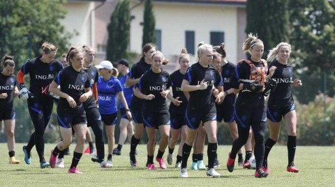 橙衣军团亮相博洛尼亚 荷兰女足剑指奥运前最后热身