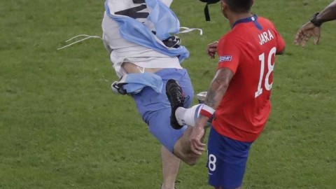 卡瓦尼狮子甩头绝杀 乌拉圭力克智利昂首晋级