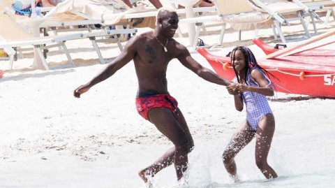 浪花间的温情：巴洛特利与爱女的海岸时光