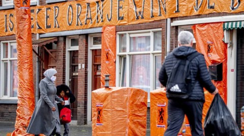 荷兰海牙街头变身橙色海洋 欧洲杯狂热氛围点燃夏日