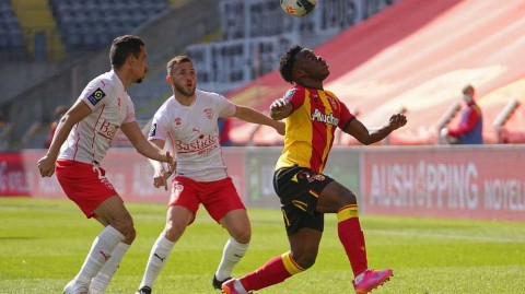 法甲经典战：十人朗斯激战尼姆，铁卫惊天侧钩定乾坤