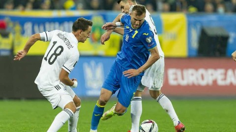 基辅夜空下的激烈对垒，乌克兰战平波黑保留附加赛希望