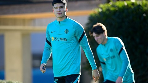 蓝黑军团备战意甲关键战役训练场上挥洒激情