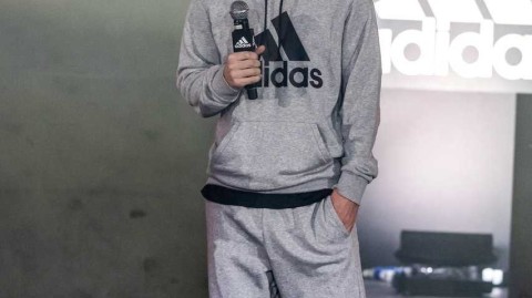 梅西携第六座金球奖亮相 梦幻战靴致敬传奇之路