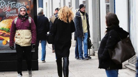 克劳奇爱妻伦敦街头展高冷风韵，长发飘逸演绎英伦时尚