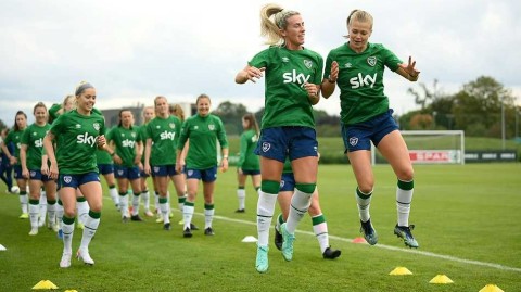 绿茵场上的梦想追逐：爱尔兰女足世界杯征程的备战印记