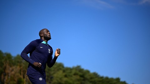 蓝黑军团厉兵秣马迎战红狼 团队精神闪耀训练场