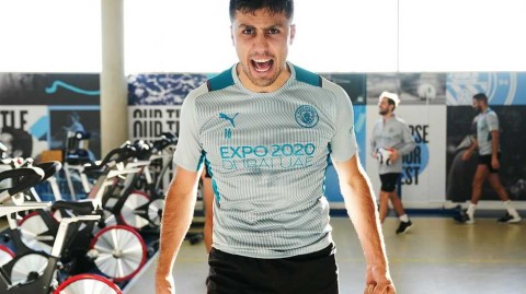 曼城室内训练欢乐多 桌式足球赛展现团队轻松氛围