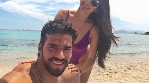 利物浦门神的家庭守护者：阿利松妻子娜塔莉亚的医者仁心与知性之美