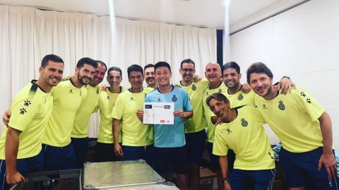 武磊全情投入西甲新征程 阳光下的笑容照亮西班牙人队夏训