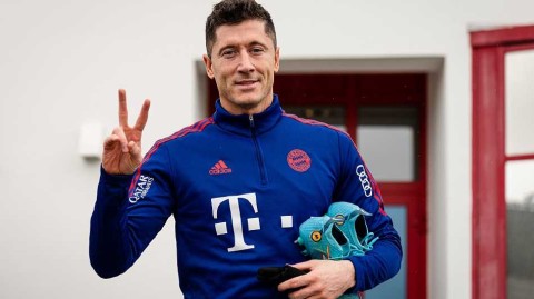 拜仁慕尼黑赛前训练莱万展现轻松姿态