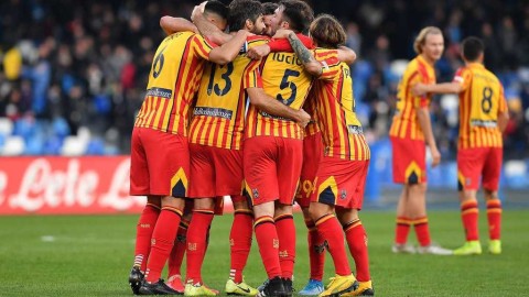 意甲重启曙光：莱切全队核酸检测全阴性，绿茵场上的笑容与希望