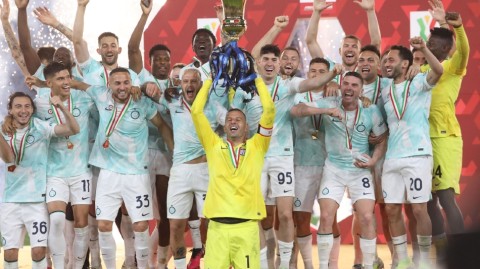 蓝黑军团罗马加冕 劳塔罗双响成就传奇之夜