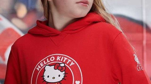 绿茵场上的萌趣风暴：利物浦携手Hello Kitty共庆45周年