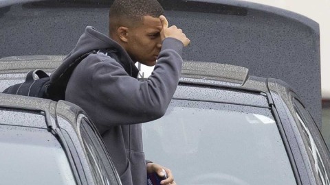 姆巴佩与法国队挥别欧洲杯 布加勒斯特雨夜徒留落寞背影