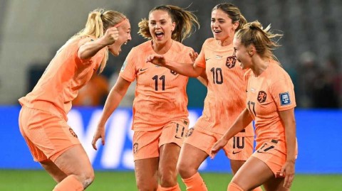 橙色风暴头槌破坚壁 世界杯新军憾负启征程