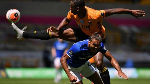 狼群狂欢夜：莫利纽克斯的进球表演，狼队三球完胜埃弗顿