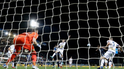 蓝黑军团主场折戟 维罗纳客场奏凯逆转争四格局