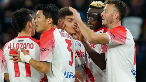 蓝色风暴席卷马拉多纳球场，那不勒斯完胜克雷莫内塞强势领跑