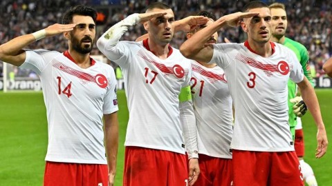 绿茵场上的军礼：当足球与政治在法兰西体育场激烈碰撞