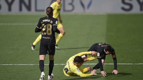 断腿飞铲与铁砂掌：梅西赛场遭遇的巨星“礼遇”