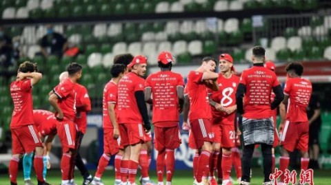 标题：提前四轮登顶！拜仁4-2逆转斯图加特卫冕德甲冠军，孔帕尼剑指三冠王伟业