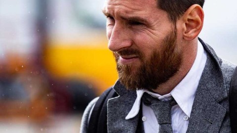 巴萨全队身着正装出征利物浦，梅西领衔展现绅士风度