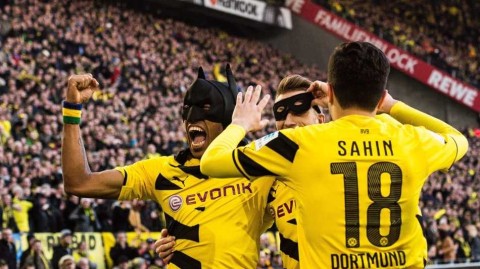 当足球明星化身超级英雄：蝙蝠侠、小丑与蜘蛛侠的绿茵盛宴