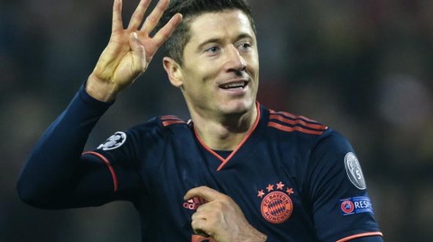 莱万四喜临门红星黯然神伤 猎杀时刻后与球自拍留影